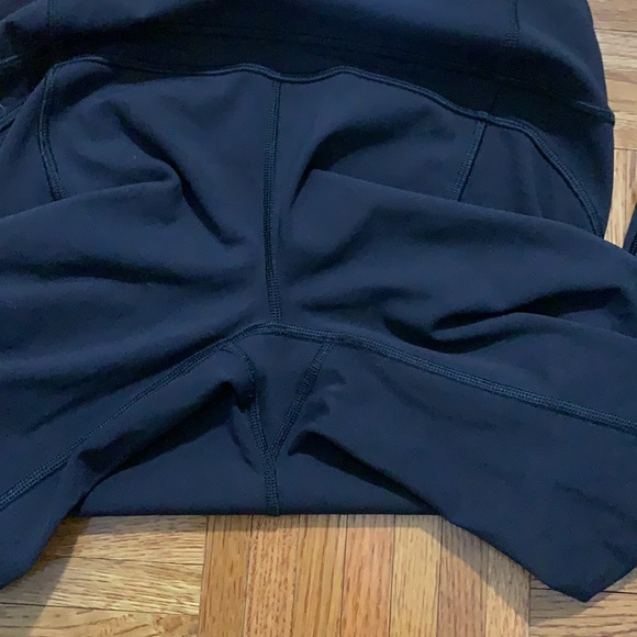Lululemon Cropped Leggings with lace / mesh ( ‘Twisted and Train Crop’ ) Size 4 - Picture 4 of 6